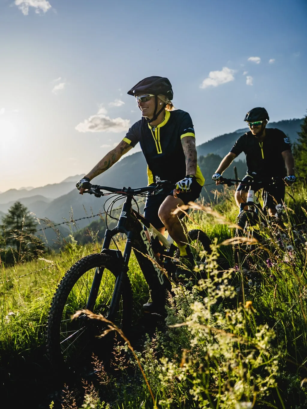 © Markus Kohlmayr / Pyhrn-Priel Tourismus GmbH Zwei E-Mountainbiker auf einer Bergwiese im Abendlicht, Region Pyhrn-Priel