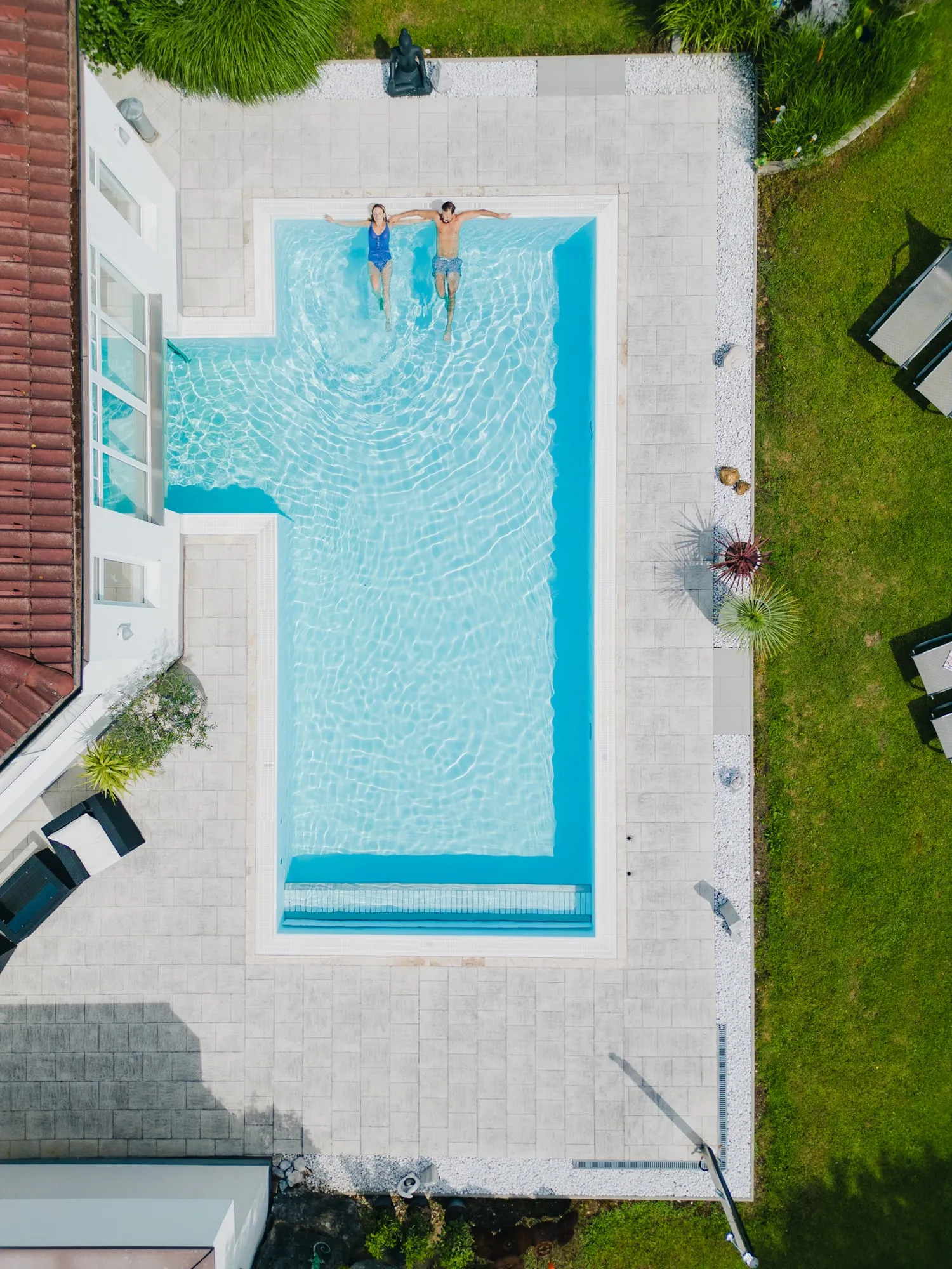 © Sarah Kreutzhuber Der Außenpool des Poppengut von oben, zwei Gäste treiben im Wasser
