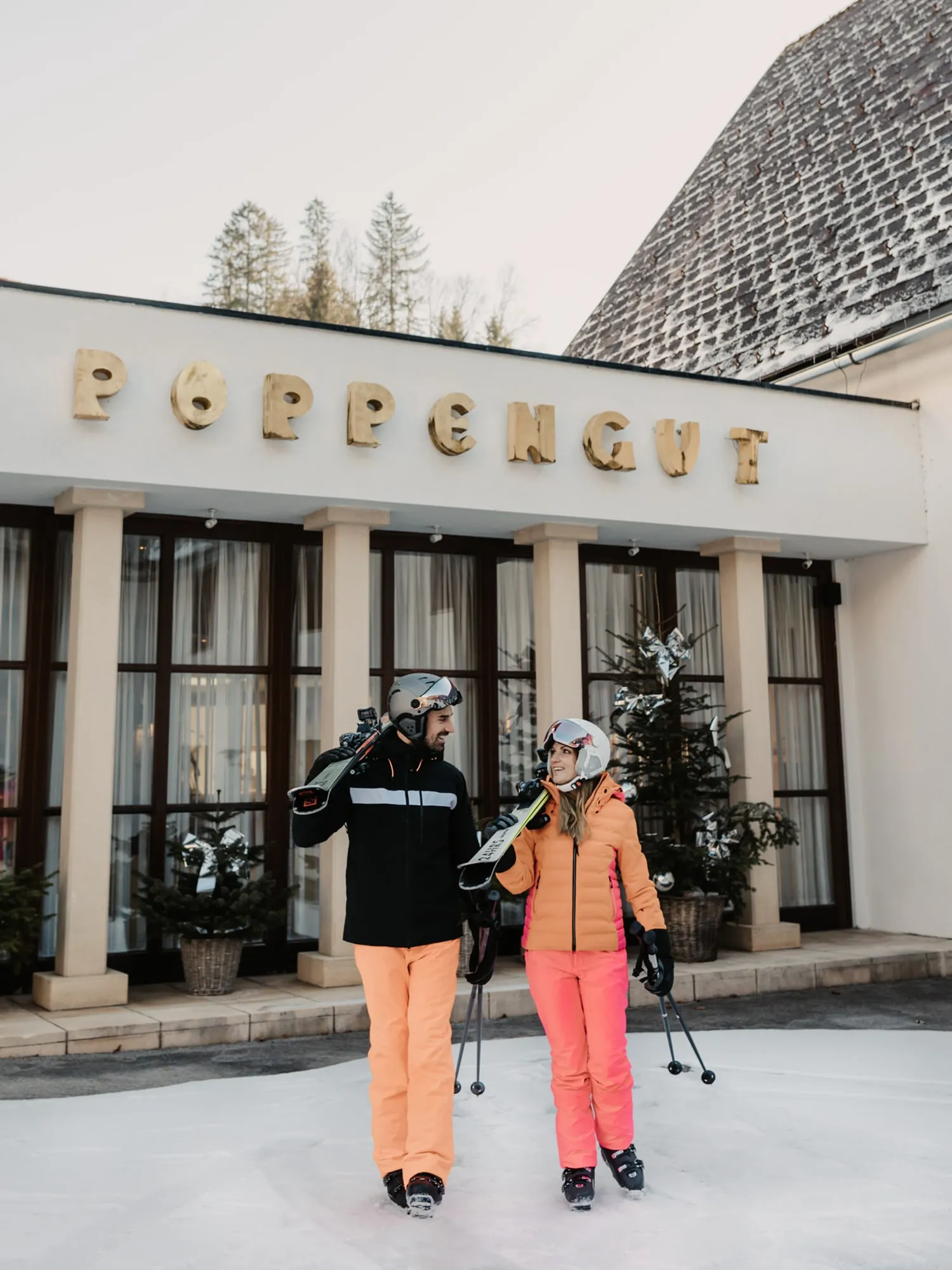 © Selina Flasch Photography Paar mit Skiern vor dem Eingang des Poppengut
